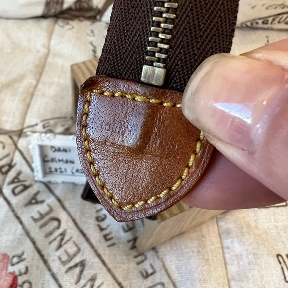 Toiletry 26 - Picture 3 of 11